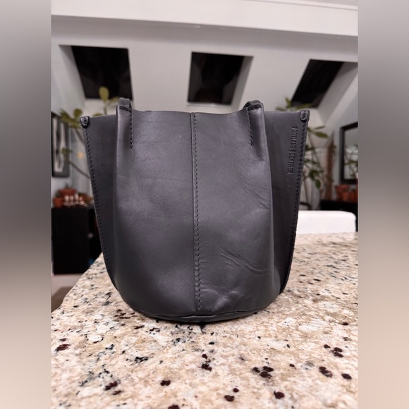 PORTLAND LEATHER BLACK DEVAN BUCKET BAG SMALL TOTE - Picture 5 of 10